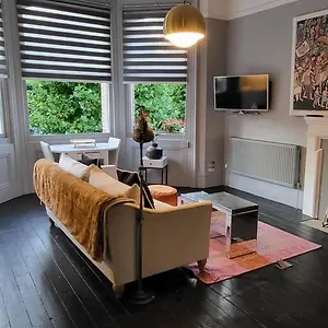Apartment 9 Modern Classic - Spacious One Bed - Great Location - Free Onsite Parking - Comfy Bed, Brighton
